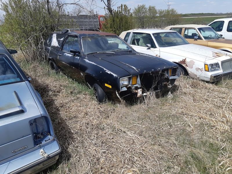 Illustration for article titled Farmyard cars I found this week. (none of which are late model Corvairs)